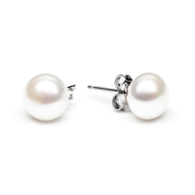Silver earrings with pearls